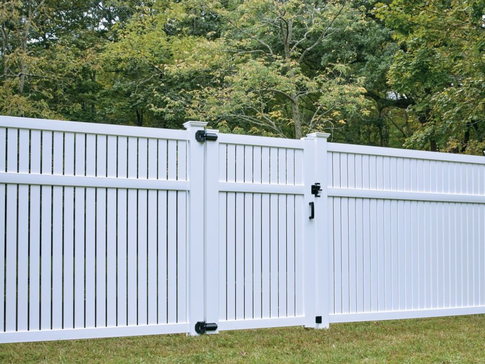 Vinyl fence options in the Irving, Texas area.